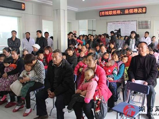 “七彩梦”残疾儿童救助现场